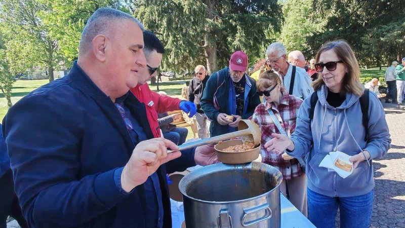 FOTOGALERIJA Bulj dijelio grah, donosimo dašak atmosfere s proslave u Sinju