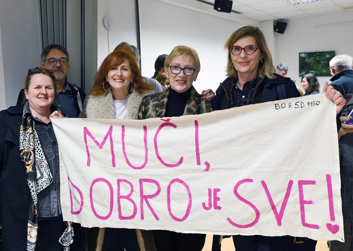 Detalj s promocije knjige: 'Silom domaćicu' dočekao transparent