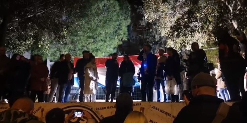 VIDEO Djevojčica u plavom kaputiću iz vukovarske kolone u Splitu poručila: 'Hvala Torcidi'