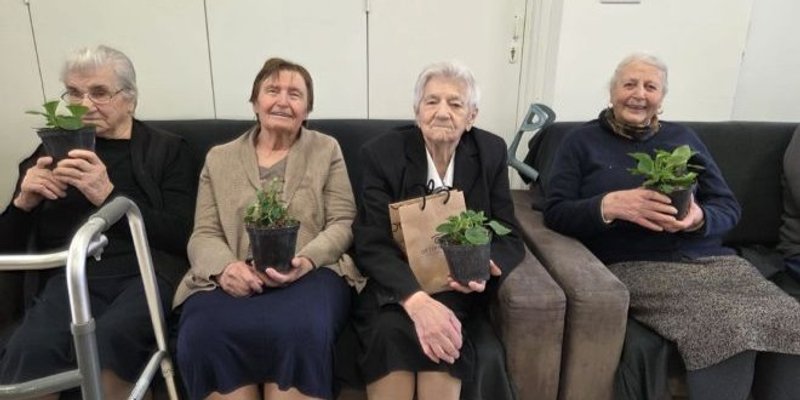 FOTOGALERIJA Superjunak Cvijeto razveselio umirovljenike u domu