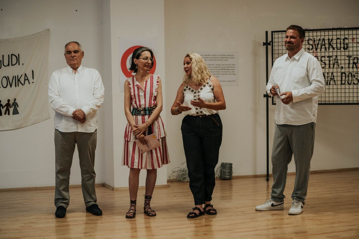 FOTOGALERIJA: U Đakovu otvorena izložba 'Ogledalo naroda' Muzeja Cetinskog kraja - Sinj