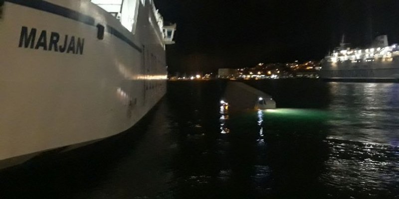 FOTOGALERIJA Kamion upao u more u splitskoj Trajektnoj luci