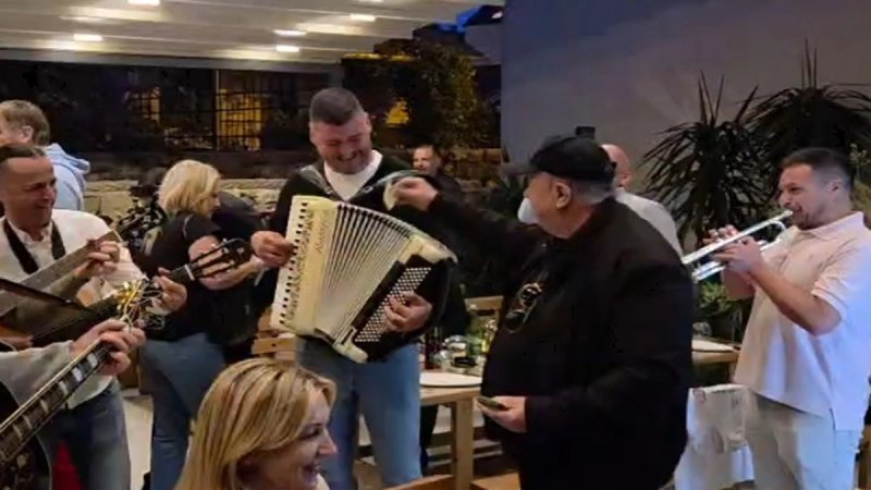 VIDEO I FOTOGALERIJA: Pogledajte koja je pjesma razgalila Keruma na otvaranju nove konobe u Varošu