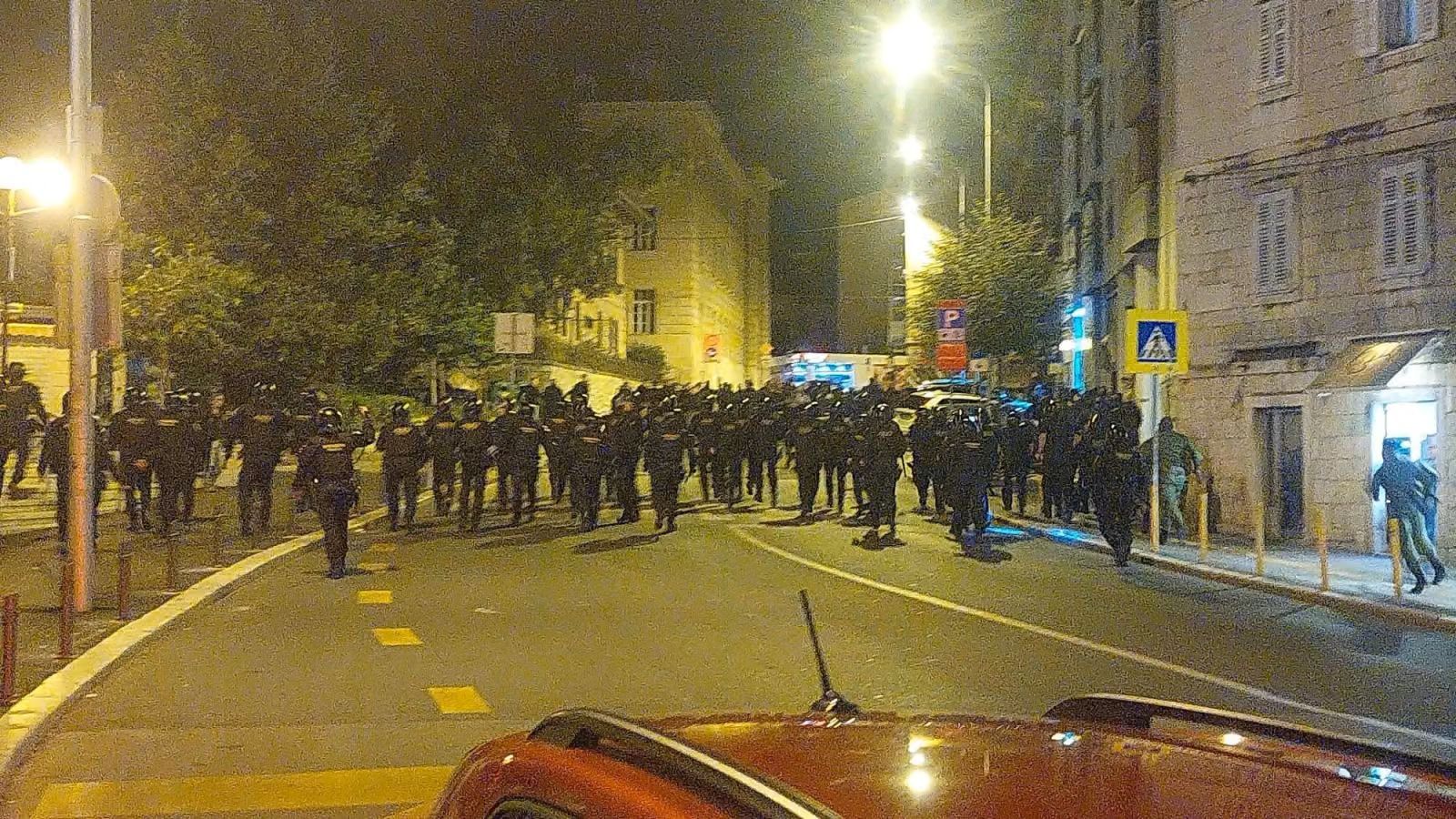 Petero navijača predano pritvorskom nadzorniku: 'Odgurivali su policajce, gađali ih raznim predmetima'