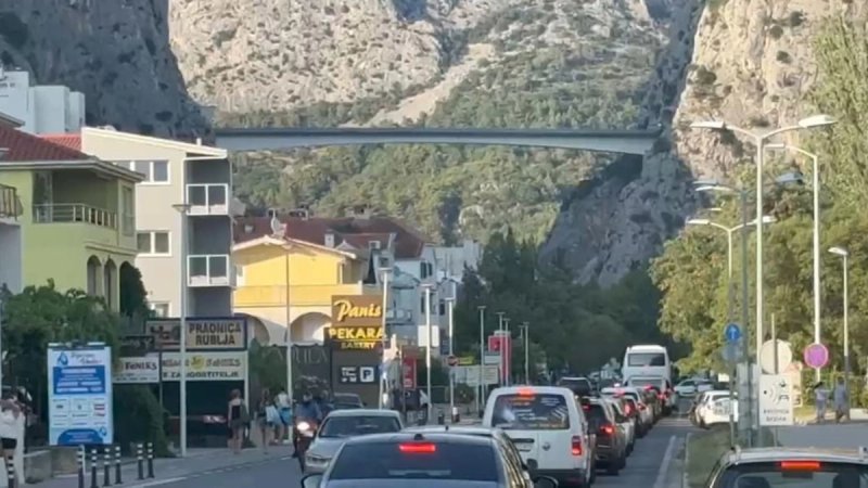 VIDEO Obustavljen promet između Naklica i Omiša, idite okolo