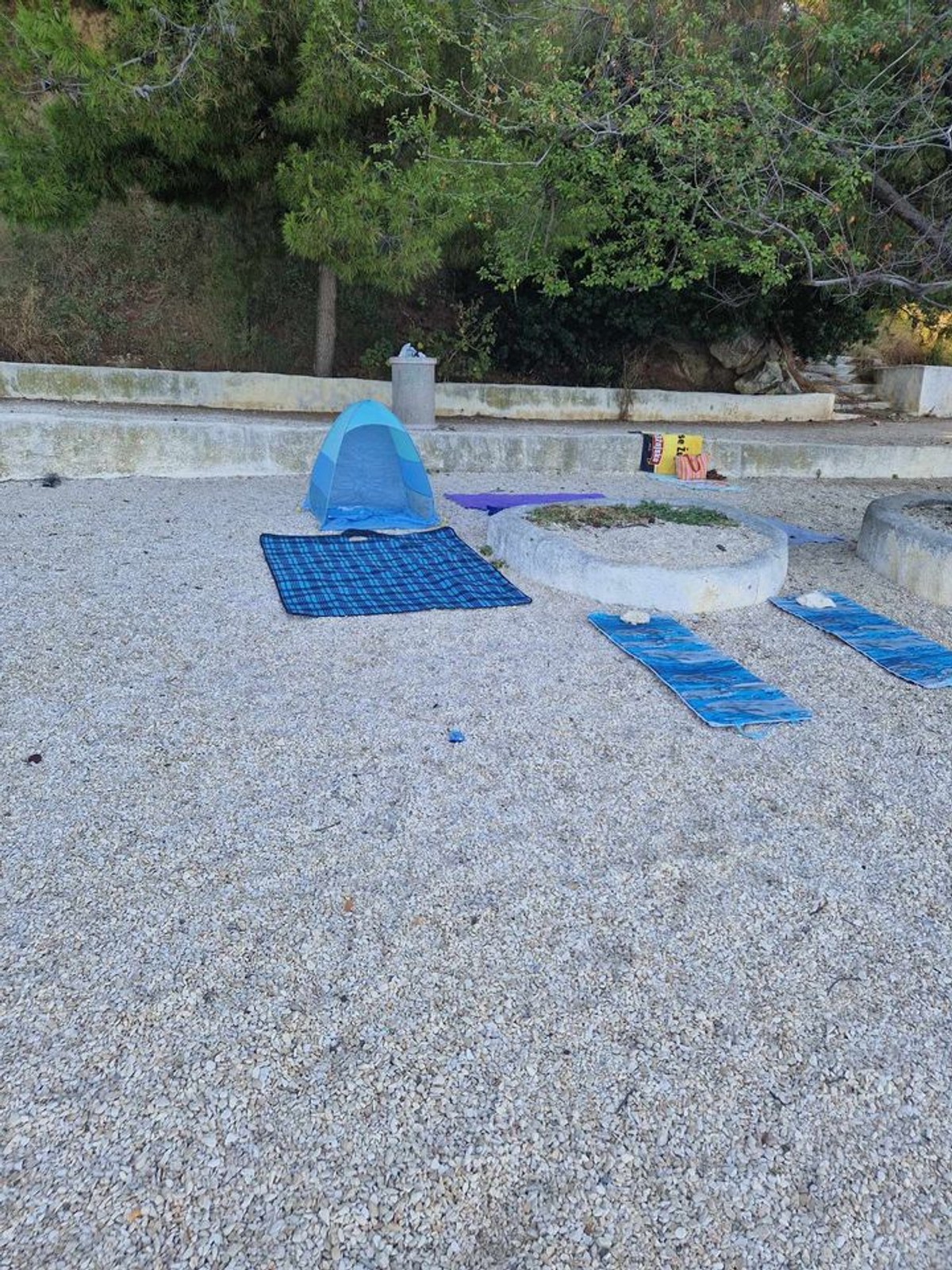 POČELO JE Na Kašjunima netko ručnicima 'rezervirao' sedam mjesta u hladu