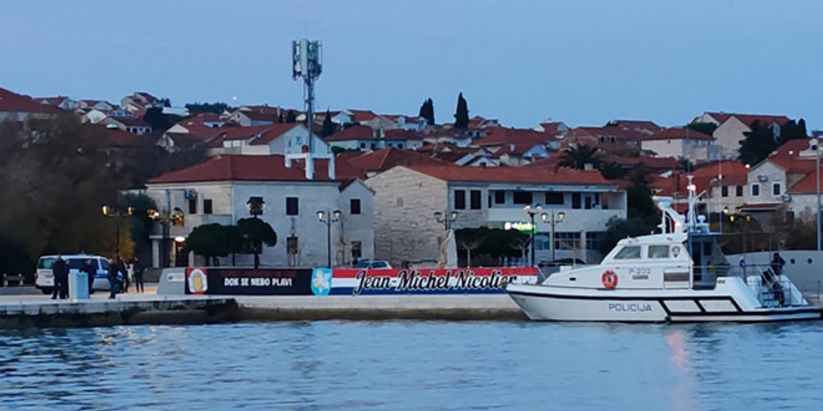 JUTRO U SUPETRU Komunalci u akciji ukanjanja grbova Škabrnje i Vukovara, sve je puno policije, a uplovila i raketna topovnjača