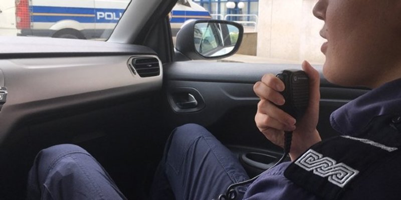 Umirovljenik ukrao brusilicu iz Peveca, autom prešao preko stopala zaposlenika koji ga je pokušao zaustaviti