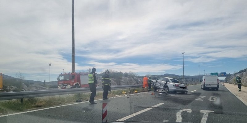 TEŠKA NESREĆA NA AUTOCESTI Na izlazu u Dugopolju udario u ogradu, dvoje prevezeno u bolnicu