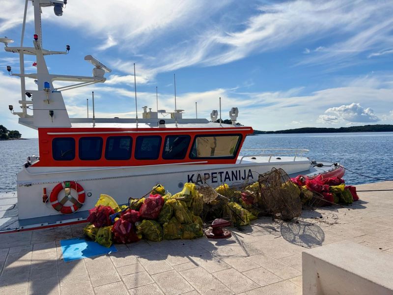 FOTO Velika količina otpada izvučena iz podmorja hvarskih luka, u čišćenju sudjelovali i veterani HRM-a