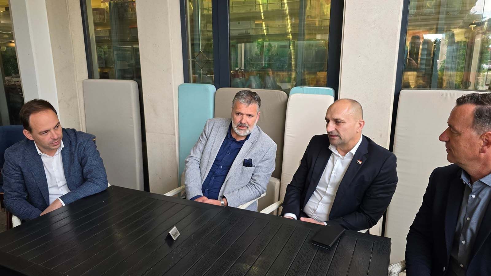 HDZ-ov sastanak u Trogiru: S Anušićem razgovarali o projektima i biračima