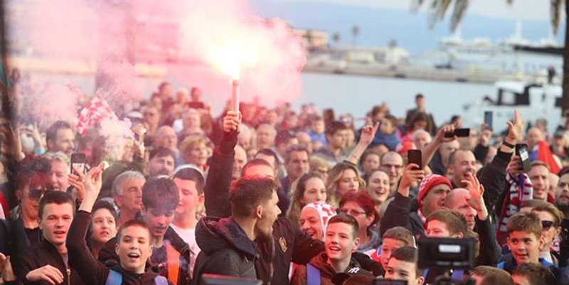 VIDEO I FOTO Zlatni vaterpolisti na Rivi: Jerko Marinić Kragić uzeo mikrofon i zapjevao 'Samo jednu želju imam'!