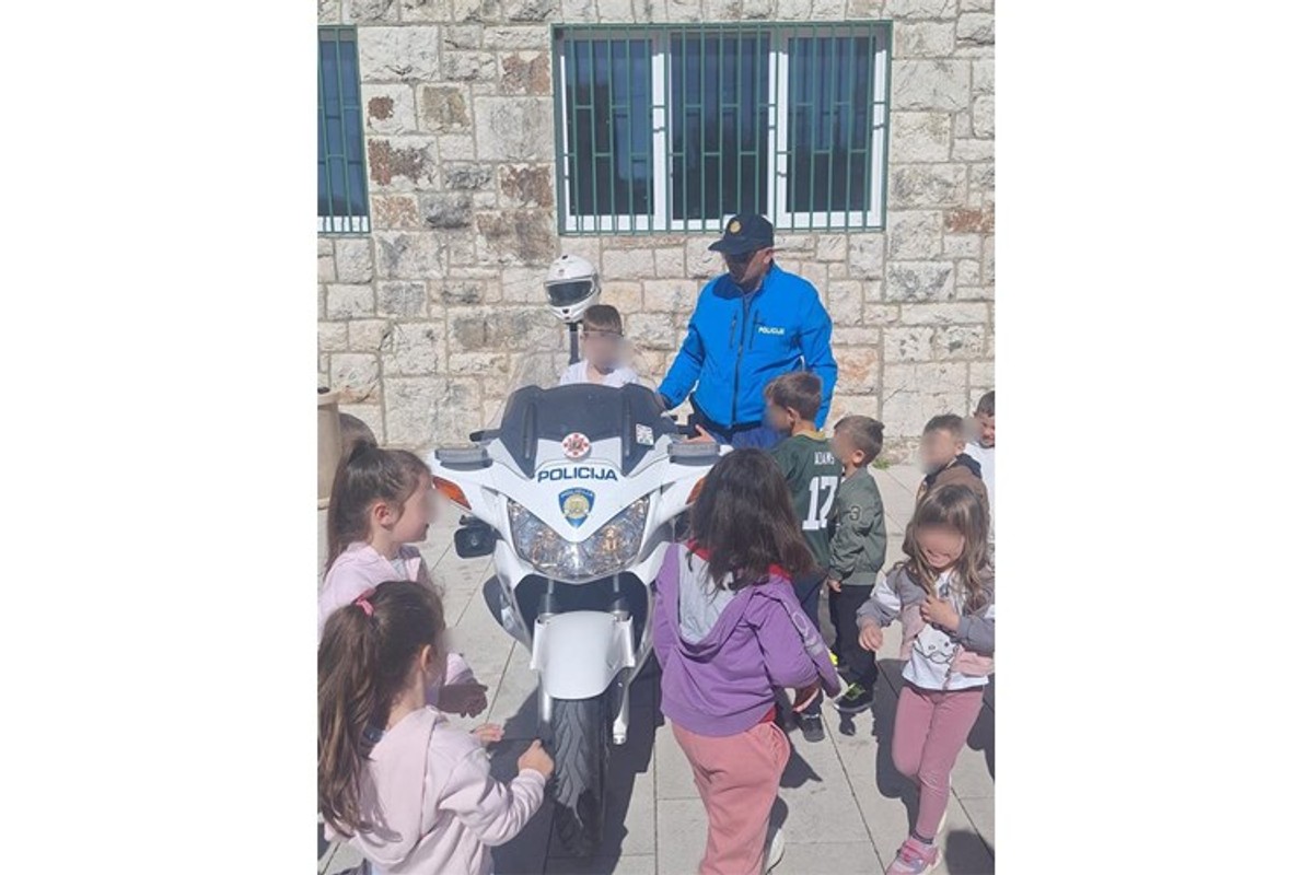 Imotski policajci posjetili vrtić u Zagvozdu