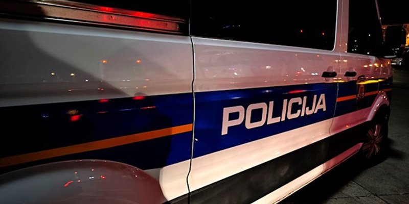 NESREĆA KOD NOVSKE Vozilom sletjeli u kanal. Vozač poginuo, dijete zadobilo ozljede opasne po život