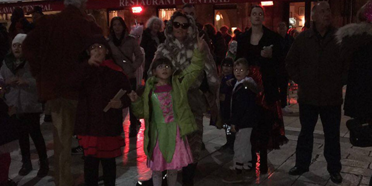 VIDEO Splićani kao Krnju zapalili - dva mobitela, Ivan Pernar i Ava Karabatić zapjevali Zečićev hit 'Ima li nade za nas'