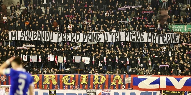 Torcida istaknula poruku i zapalila plijen tučnjave s Delijama