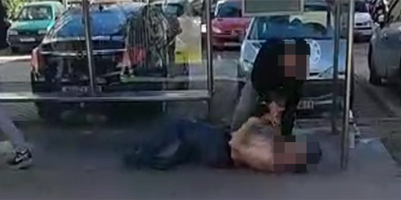 VIDEO Momak koji je udario starijeg čovjeka je dobio svoje od putnika busa, pogledajte snimku tučnjave