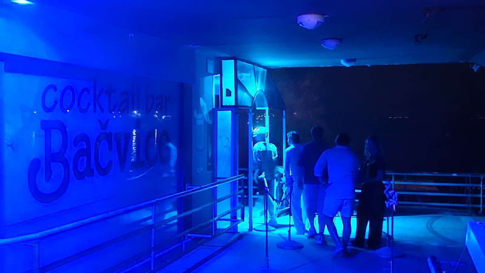 NOĆNI ŽIVOT VRATIO SE NA BAČVICE Cocktail bar radi iza zatvorenih vrata i mutne cerade. Nemaju ugovor za korištenje prostora