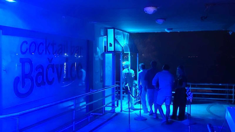 NOĆNI ŽIVOT VRATIO SE NA BAČVICE Cocktail bar radi iza zatvorenih vrata i mutne cerade. Nemaju ugovor za korištenje prostora
