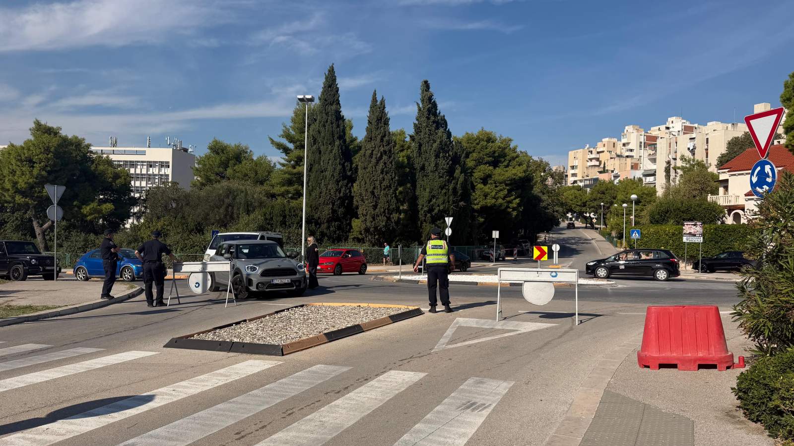 Trstenik pod blokadom: Policija kontrolira prilaze Radissonu, provjerene šahte, uklonjeni i kontejneri