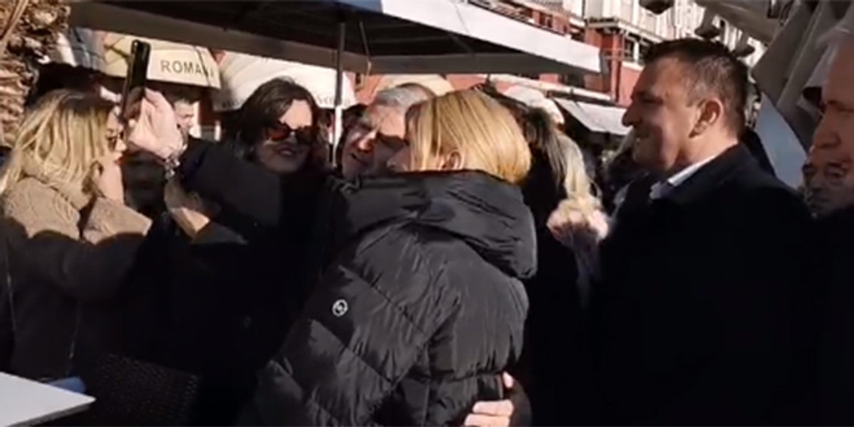 VIDEO Kolindu Grabar-Kitarović na Rivi pristaše grlili, molili za selfieje, savjetovali kako pobijediti Milanovića...
