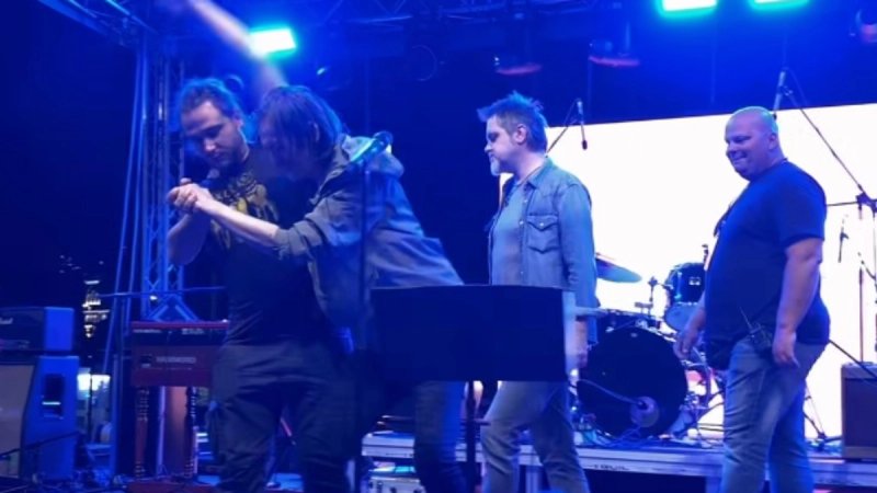 VIDEO Bare sinoć u Makarskoj nije uspio završiti ni prvu pjesmu: Kolege mu pomogle sići s pozornice