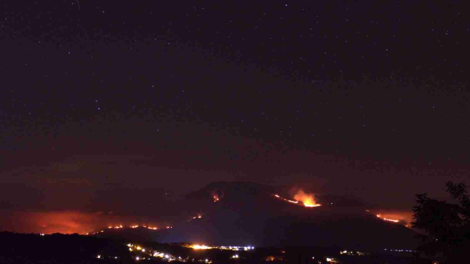 Dinara i dalje gori: Pogled iz Vrlike otkriva razmjere požara