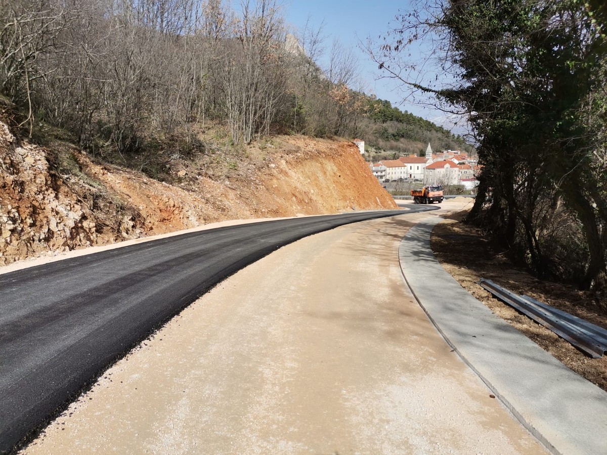 VRLIKA-MAOVICE: Saniraju se dvije uzastopne krivine