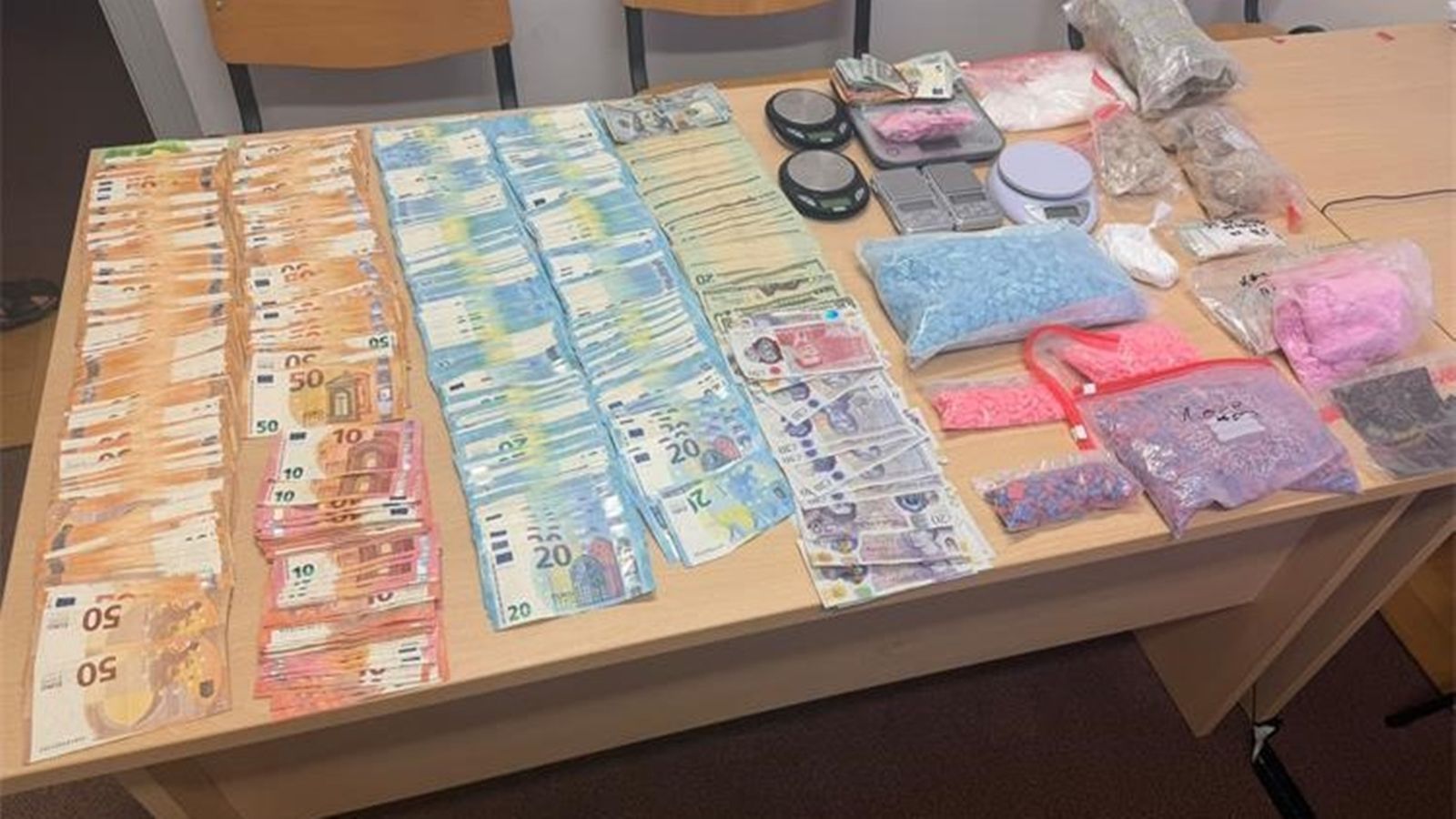 Velika zapljena u Tisnom: Nizozemcu pronašli više od 4.000 tableta MDMA i stotine doza LSD-a