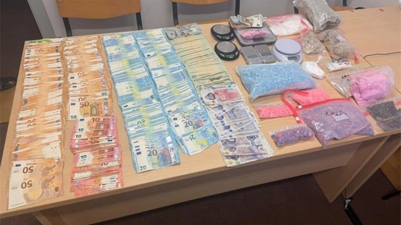 Velika zapljena u Tisnom: Nizozemcu pronašli više od 4.000 tableta MDMA i stotine doza LSD-a