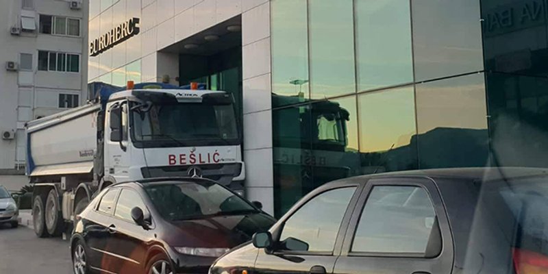 DRAMA NA KMANU: S dva kamiona blokirao ulaze u Euroherc osiguranje!