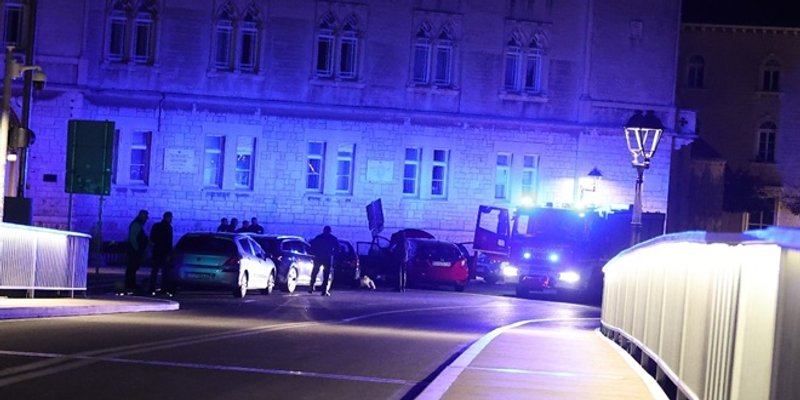 TRAGEDIJA U TROGIRU Vozač se zabio u parkirane automobile i umro
