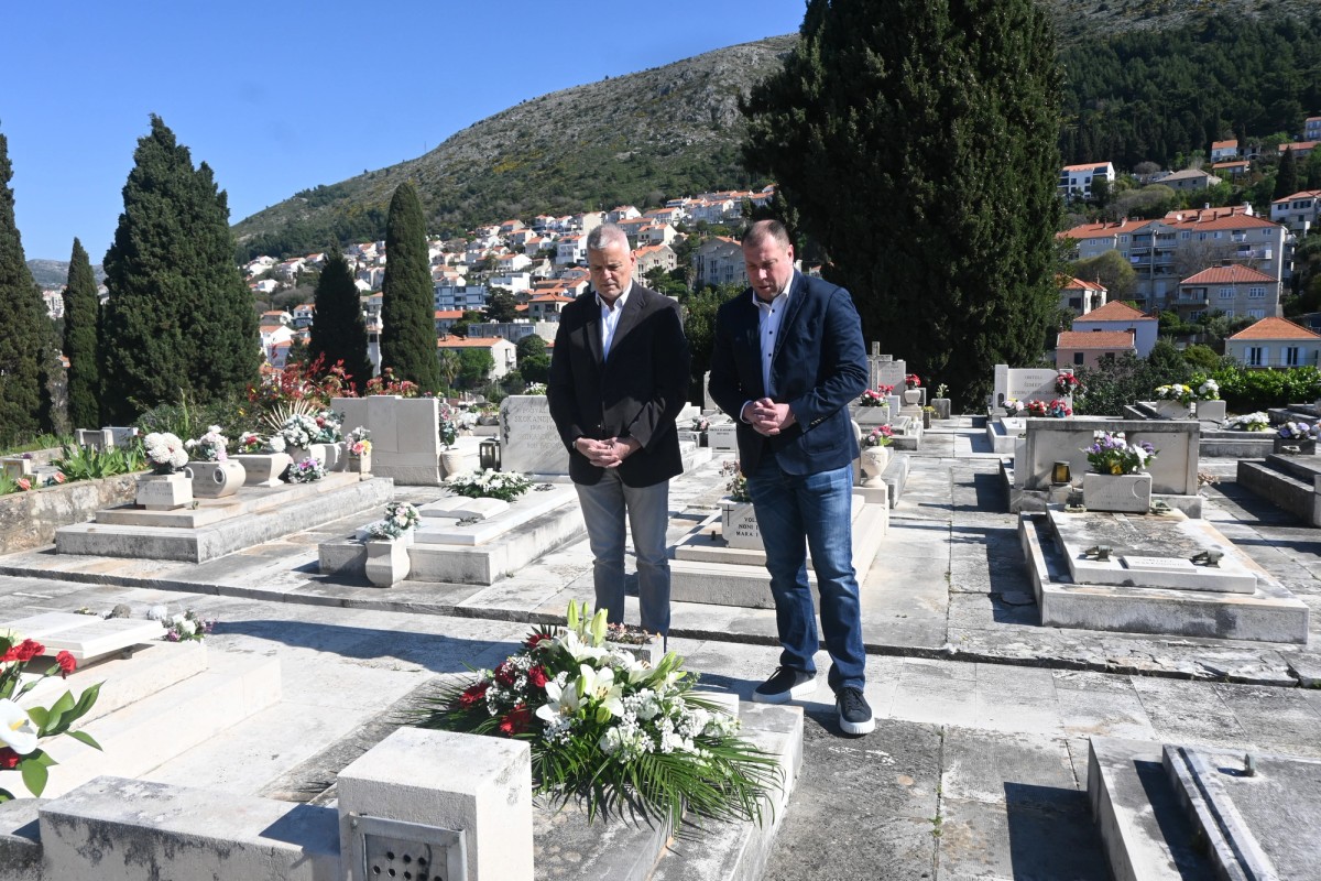 Položeno cvijeće na grob Toma Udovičića