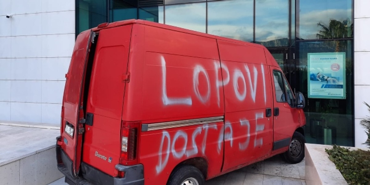 Policija uhitila Splićanina koji je blokirao ulaz u Agram banku