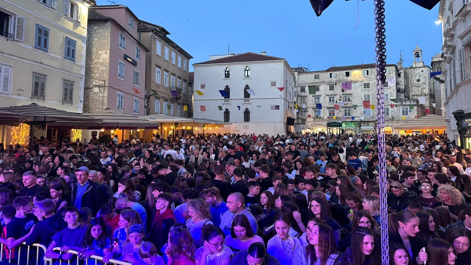 VIDEO Grše pjesmom 'Dalmacijo' zapalio Pjacu