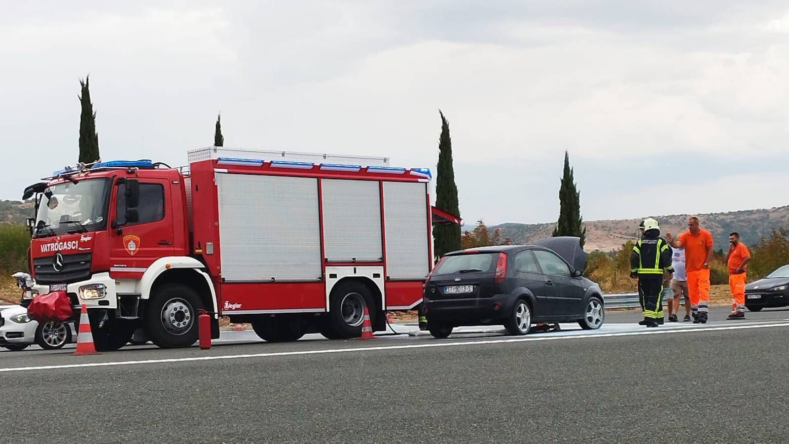 FOTO Planuo automobil na autocesti kod Dugopolja, građani priskočili u pomoć
