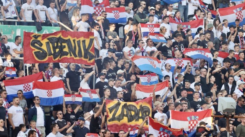 Torcida poslala gromoglasnu poruku pred derbi, igrači se 'tradicionalno' pozdravili s navijačima