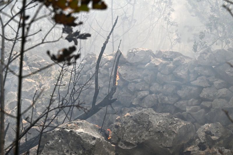 FOTO/VIDEO Zračne snage Hrvatske vojske gase velike požare diljem Dalmacije