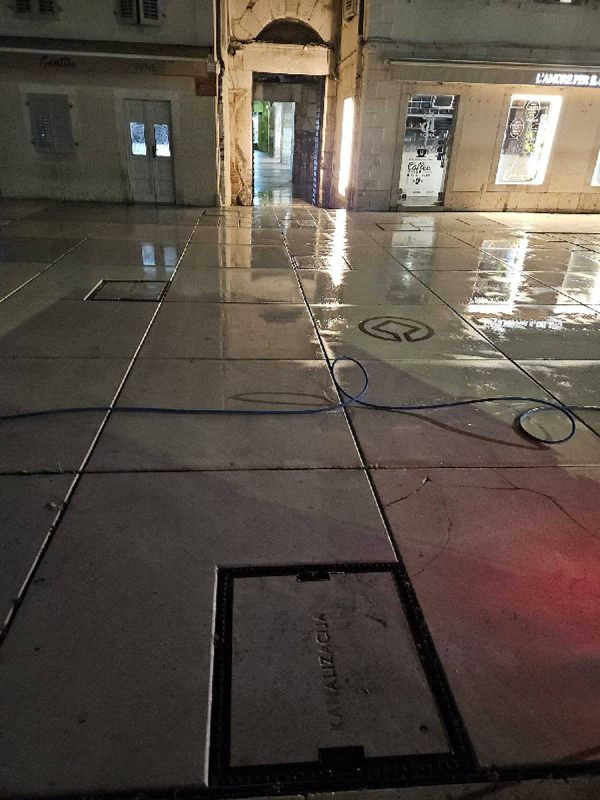 FILIGRANSKI POSAO Radnici Čistoće s tehnobetonske Rive ostrugali tisuće žvakaćih guma