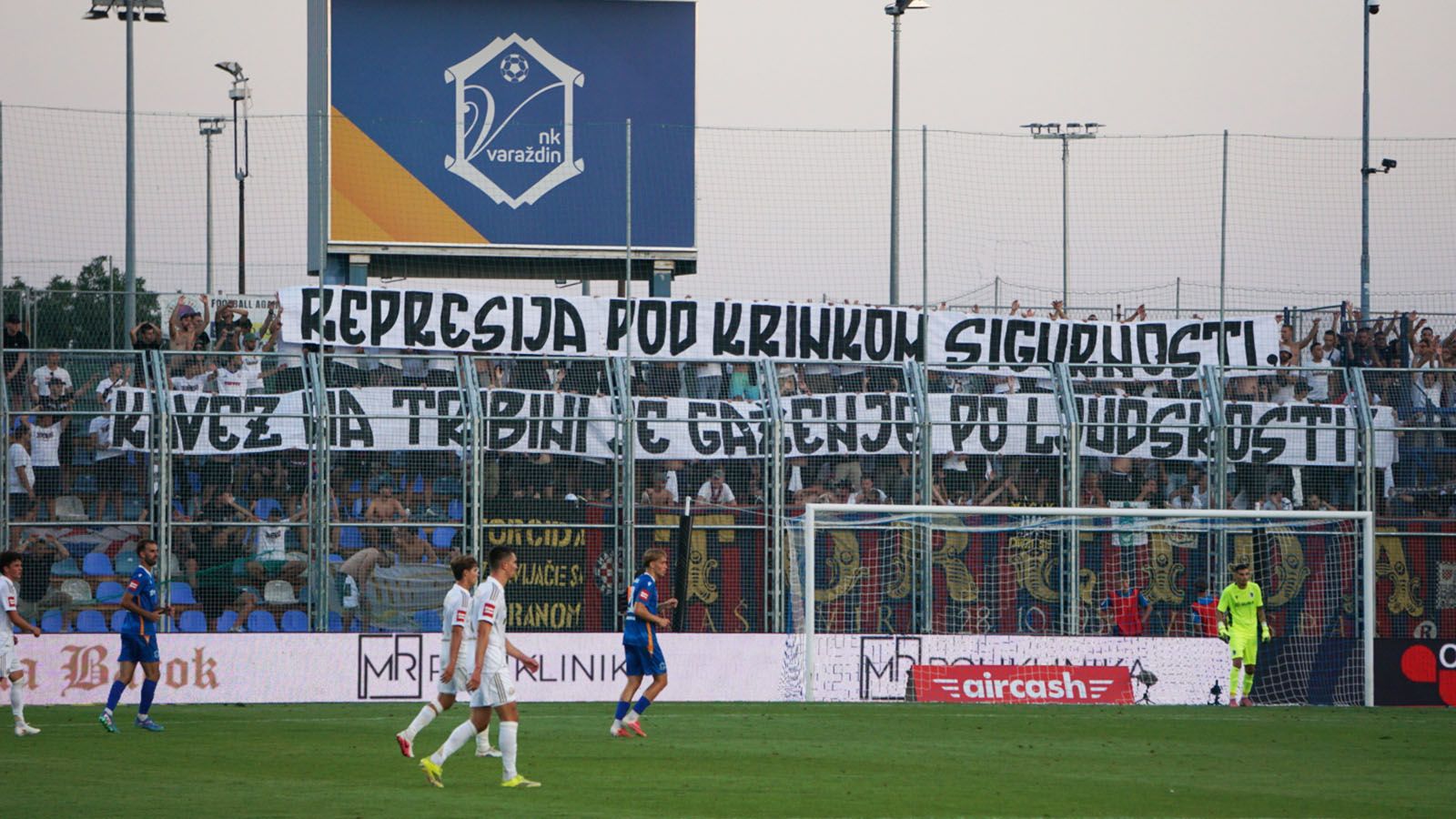 Torcida podigla poruku i vrijeđala bivšeg izbornika
