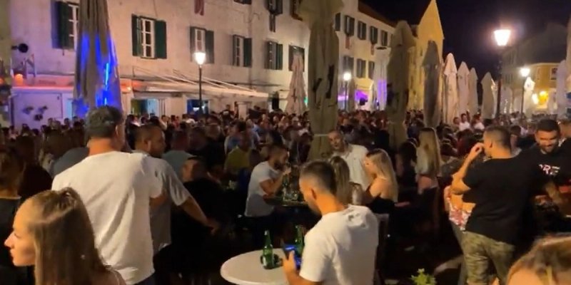 SINJ U PARALELNOJ STVARNOSTI Iza ponoći kafići normalno rade, gosti se poslužuju, glazba svira