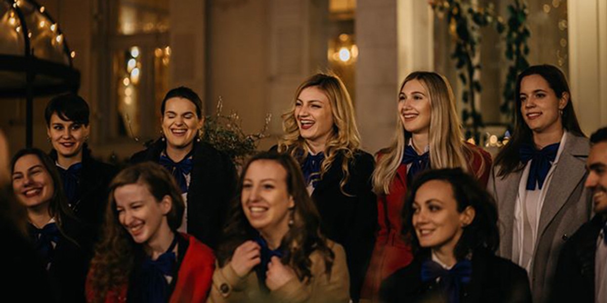 BIJELI BOŽIĆ: Pogledajte kako je Splitski sveučilišni zbor izveo pjesmu Olivera Dragojevića