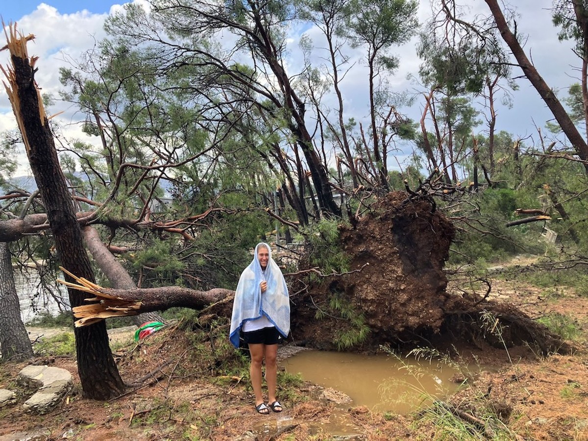 KATAKLIZMA NA MARJANU Počupana stabla, prepolovljena auta, dvoje ozlijeđenih