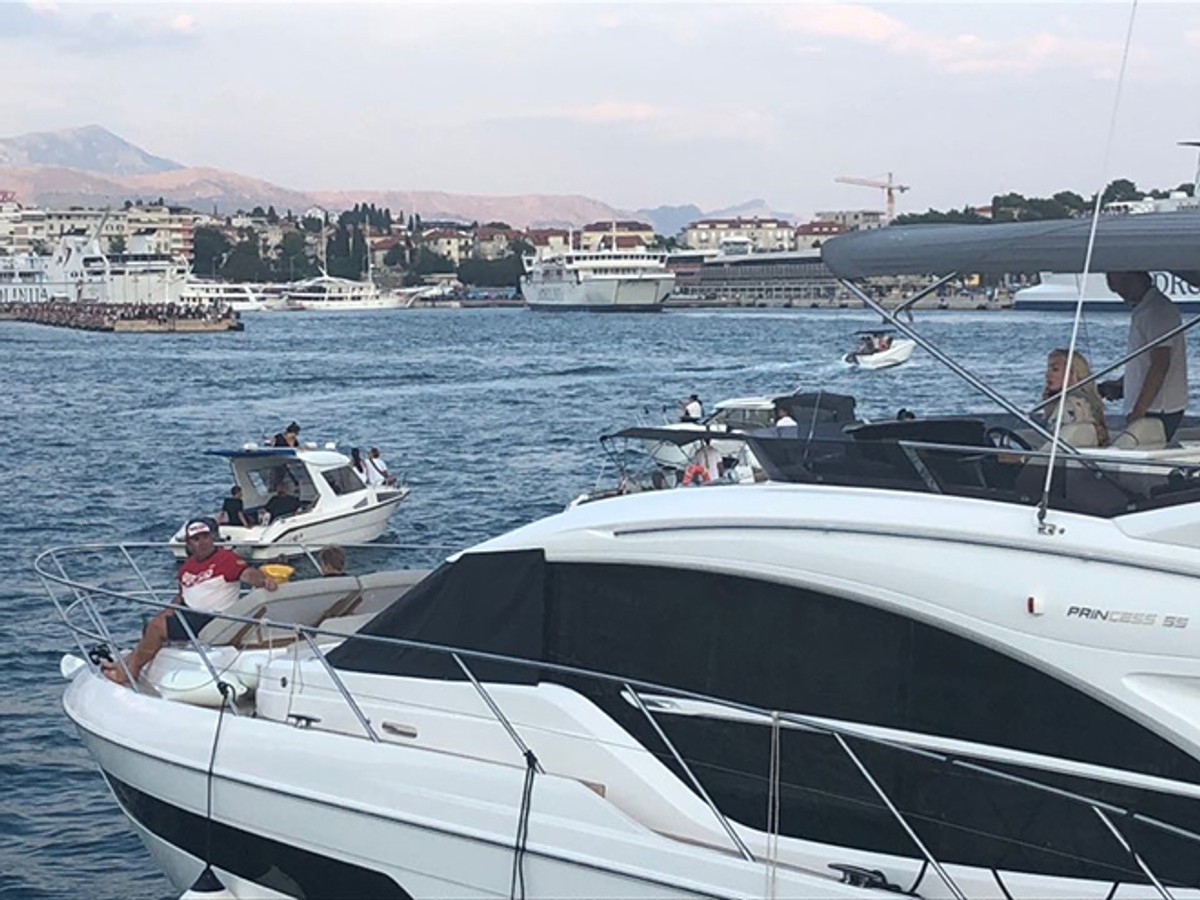 UŽIVO ISPRAĆAJ OLIVERA: Katamaran se otisnuo od obale uz pjesmu 'Vela Luka', brojni brodovi ga ispratili iz splitske luke