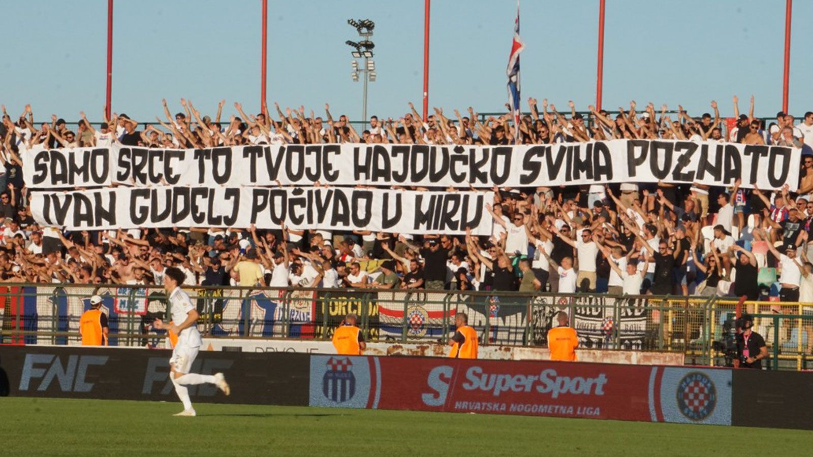 Torcida odala počast Ivanu Gudelju