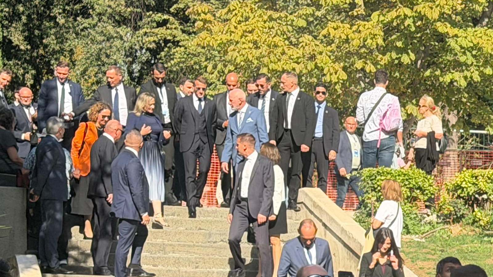 VIDEO Macron iznenadio nakon summita: Preskočio konferenciju i otišao u šetnju Splitom