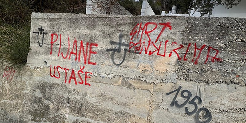 Neprimjereni grafiti na zidu kraj OŠ Žrnovnica