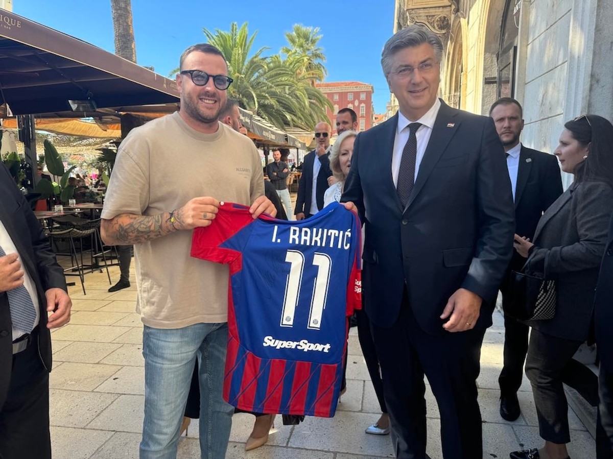 Plenković s Rakitićevim dresom