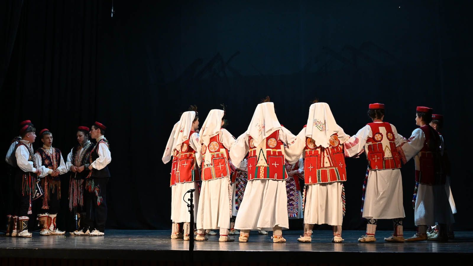 FOTO Više od 500 djece zaplesalo u Imotskom: Folklor koji čuva tradiciju Dalmacije