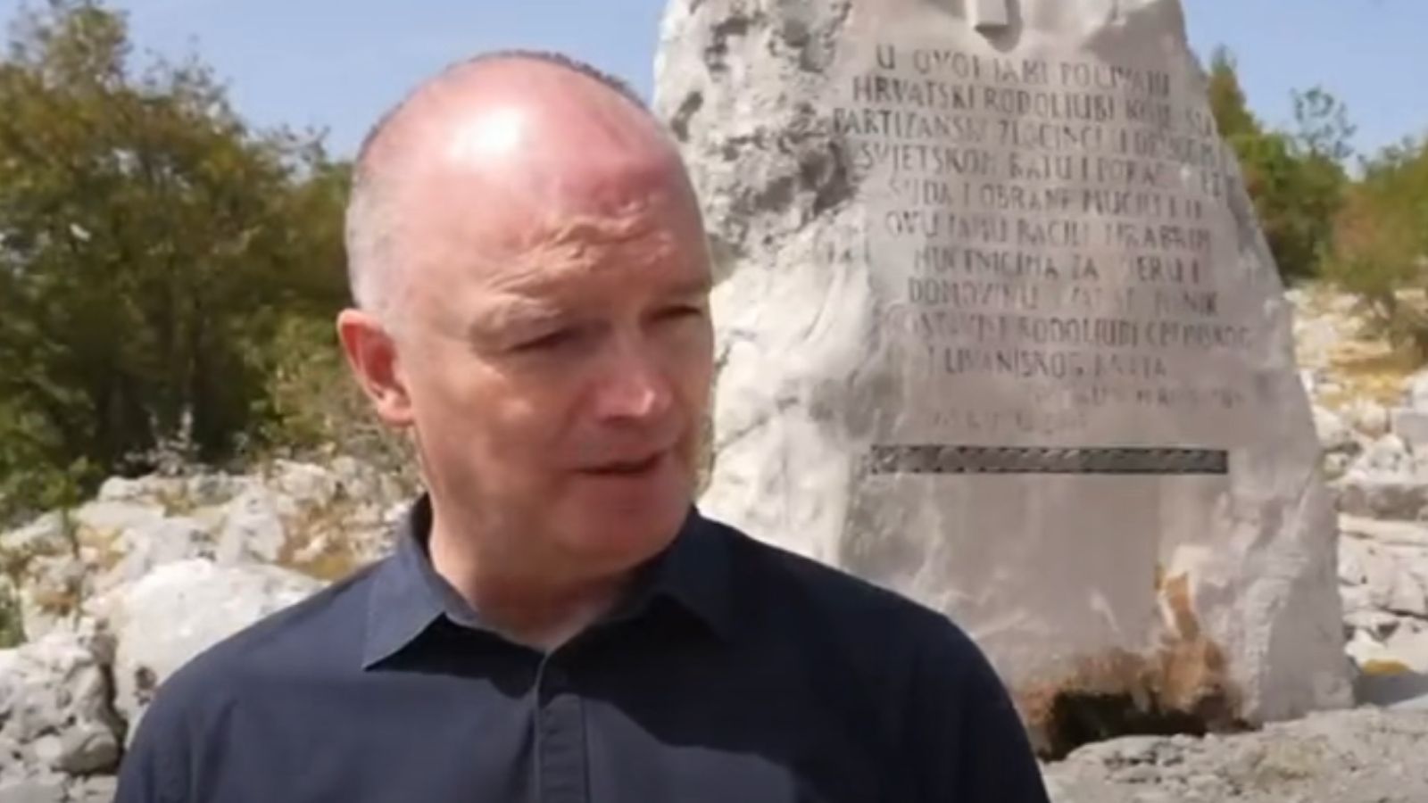 VIDEO Ministar zaplakao kod Husine jame: 'Bacali su ih k'o stoku, a mi danas molimo i nad smećem i nad ljudima'